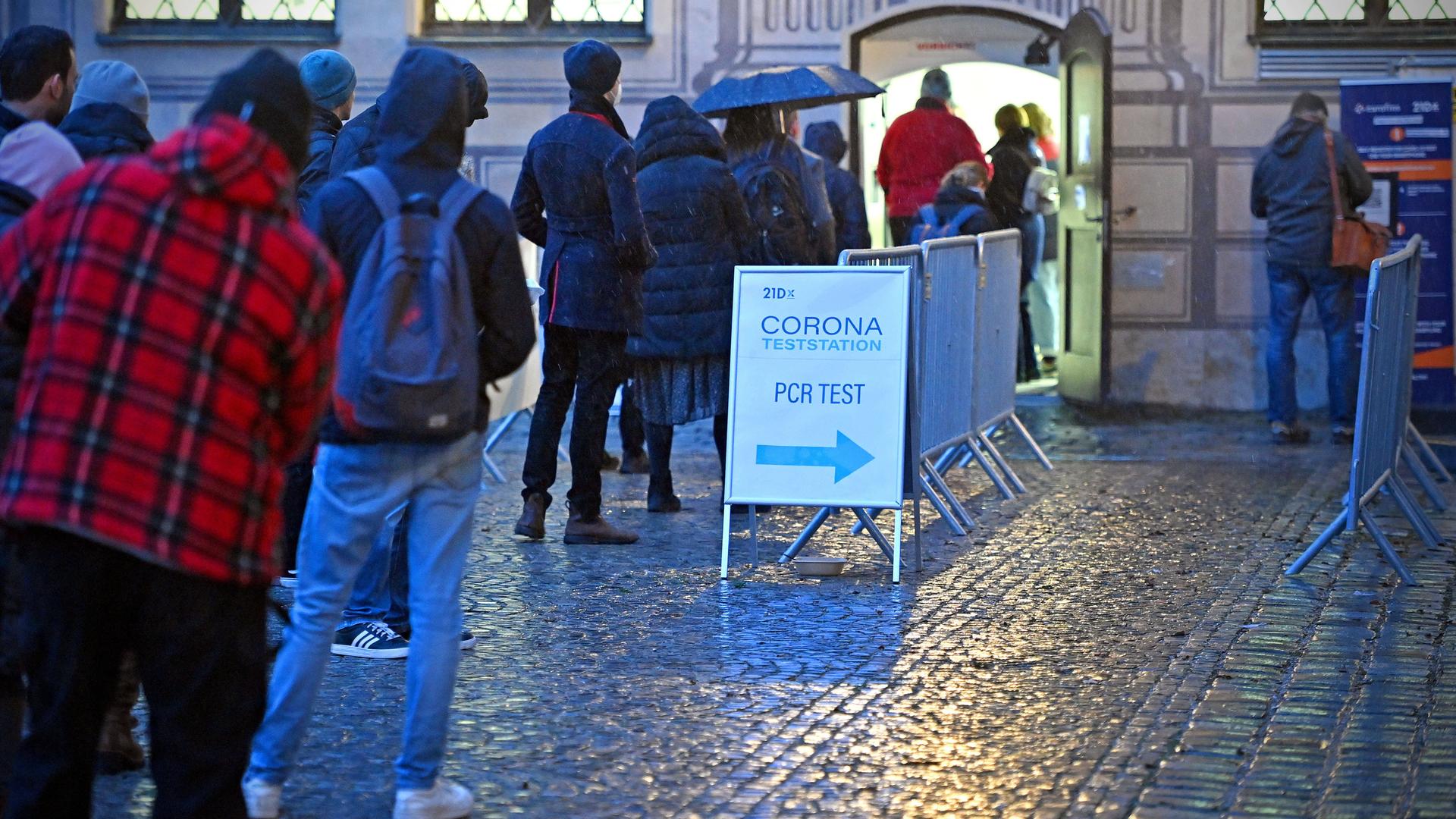 Eine lange Schlange steht vor einer Corona-Teststation. Eine lange Schlange steht vor einer Corona-Teststation.