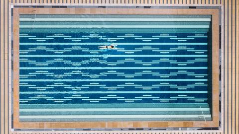 Luftaufnahme eines Swimmingpools, der von oben aussieht wie ein elektronischer Chip.