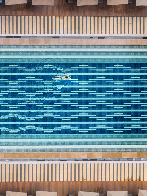 Luftaufnahme eines Swimmingpools, der von oben aussieht wie ein elektronischer Chip.