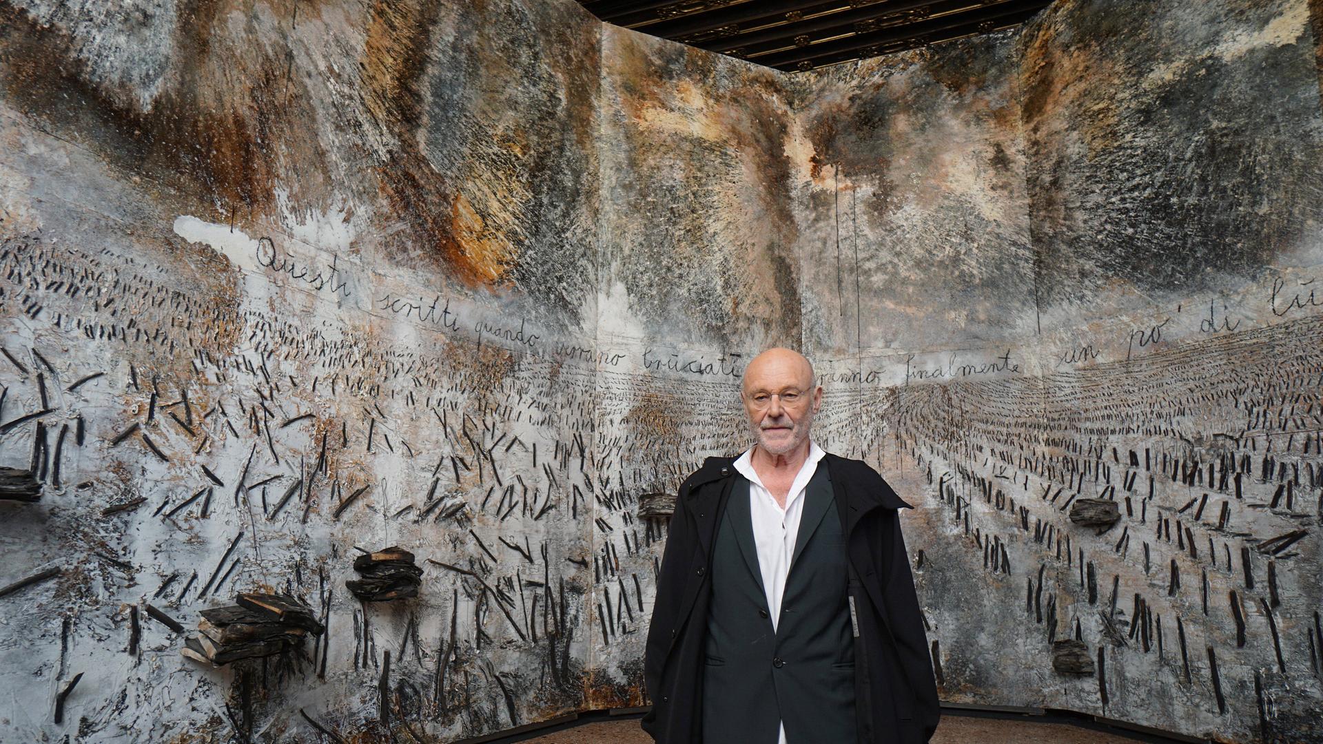 Künstler Anselm Kiefer vor seinem Werk "Questi scritti, quando verranno bruciati, daranno finalmente un po' di luce" im Dogenpalast in Venedig