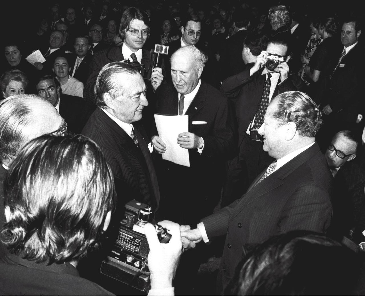 Shakehands zwischen Richard Coudenhove-Kalergi (l.) und Bundeskanzler Bruno Kreisky (r.v.) anlässlich des Festakts zum 50-jährigen Jubiläum der Pan-Europa-Bewegung im Wiener Konzerthaus im Jahr 1972.