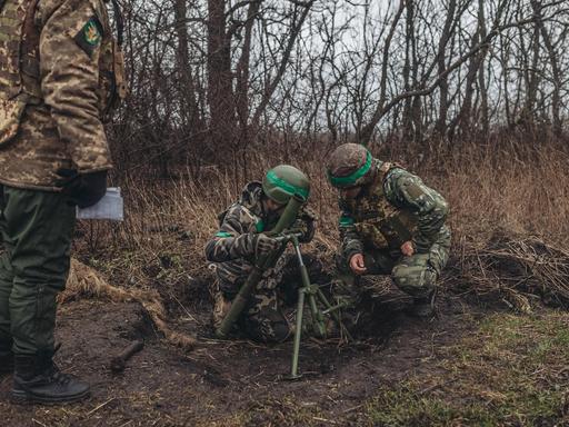 Ukrainische Soldaten feuern in der Region Donezk einen Mörser ab