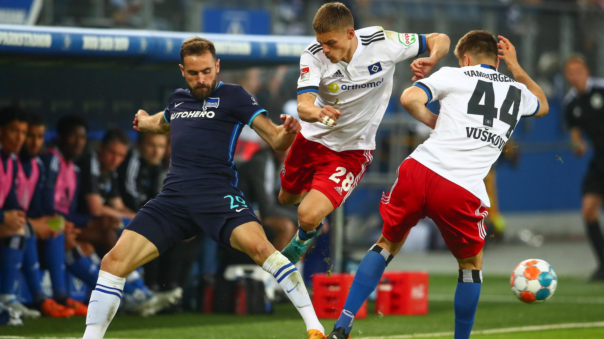 Der Fußball-Verein Hertha BSC spielt gegen den Hamburger SV.