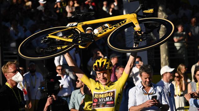 Der dänische Rad-Profi Jonas Vingegaard hält nach seinem Sieg bei der 109. Tour de France sein Fahrrad in die Höhe.