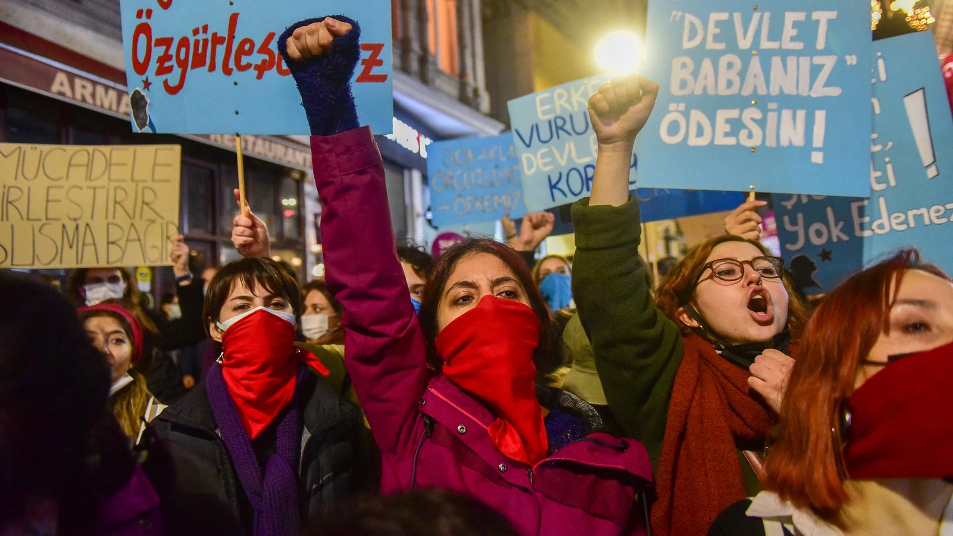 Frauen demonstrieren in Istanbul, sie recken kämpferisch Fäuste in die Höhe und tragen Transparente Frauen demonstrieren in Istanbul, sie recken kämpferisch Fäuste in die Höhe und tragen Transparente