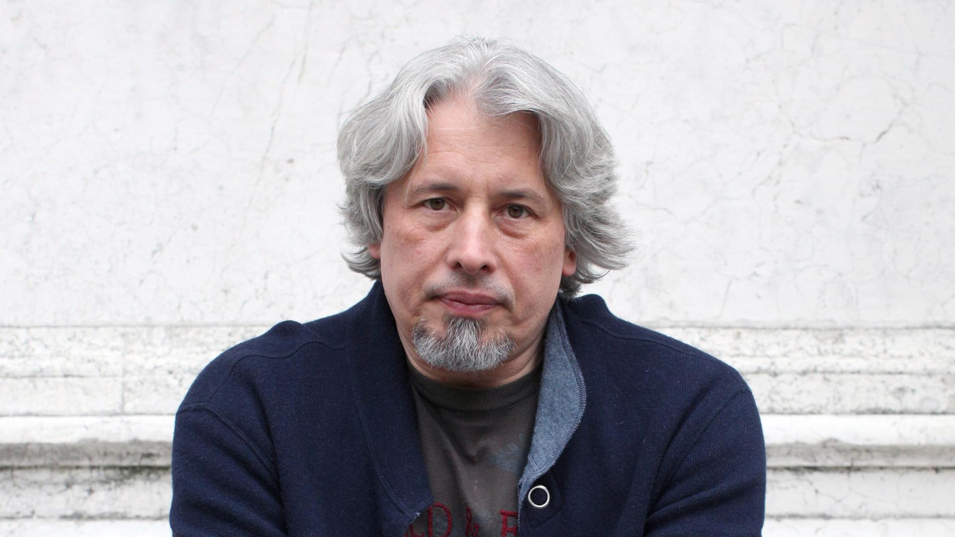 Der Moskauer Schriftsteller Vladimir Sorokin posiert für ein Porträt während des Literaturfestivals "Incroci di civilta" in Venedig am 18. April 2012 in Venedig, Italien. Der Moskauer Schriftsteller Vladimir Sorokin posiert für ein Porträt während des Literaturfestivals "Incroci di civilta" in Venedig am 18. April 2012 in Venedig, Italien.