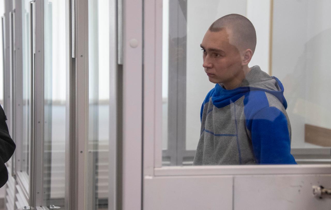 Der erste russische Soldat, gegen den ein Kriegsverbrecherprozess in Kiew eröffnet wurde, sitzt in einem Gerichtssaal hinter Glas. 