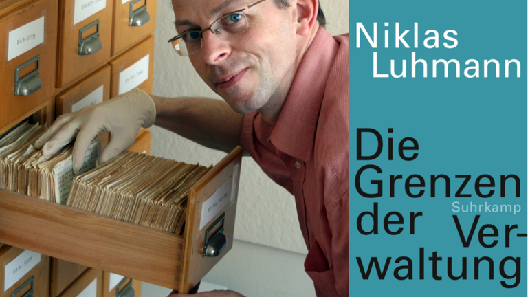 Das Buchcover von Niklas Luhmann: " Die Grenzen der Verwaltung" und ein Portrait des Soziologen Johannes Schmidt Das Buchcover von Niklas Luhmann: " Die Grenzen der Verwaltung" und ein Portrait des Soziologen Johannes Schmidt