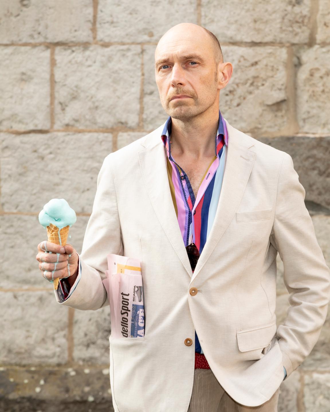 Der Musiker und Schriftsteller Eric Pfeil hält dem Betrachter ein tropfendes Eis entgegen. Der Musiker und Schriftsteller Eric Pfeil hält dem Betrachter ein tropfendes Eis entgegen.