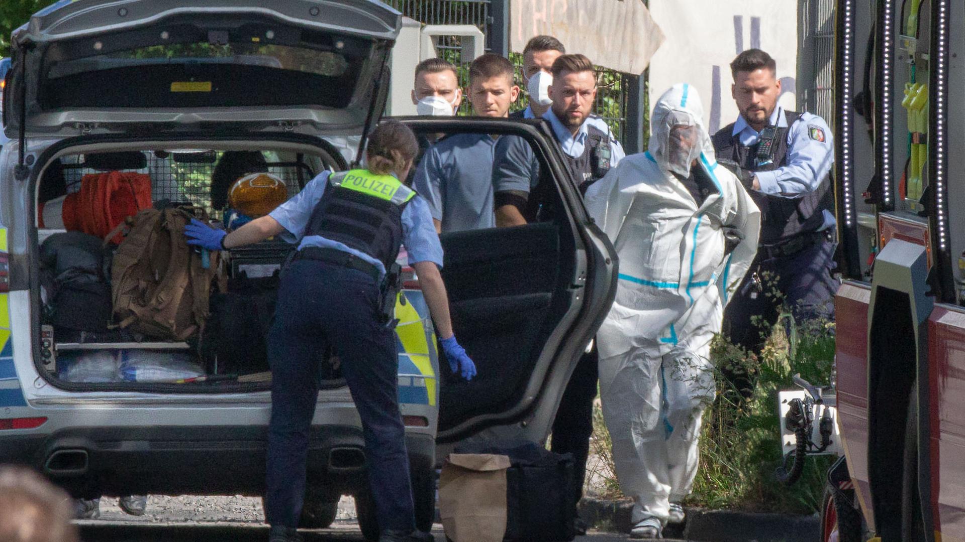 Polizisten führen in Herzogenrath einen Mann ab, der in einer Regionalbahn bei Aachen mit dem Messer auf Reisende eingestochen haben soll. Polizisten führen in Herzogenrath einen Mann ab, der in einer Regionalbahn bei Aachen mit dem Messer auf Reisende eingestochen haben soll.