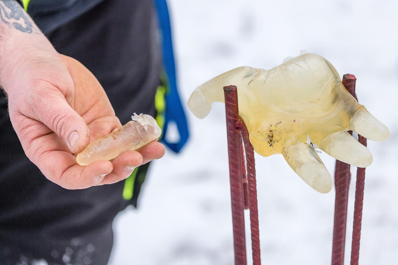 Ein Feuerwerker hält einen Finger einer aus Gelatine gefertigten Handattrappe in der Hand. Dieser ist bei der Explosion eines Böllers von der Handattrappe abgerissen worden. Ein Feuerwerker hält einen Finger einer aus Gelatine gefertigten Handattrappe in der Hand. Dieser ist bei der Explosion eines Böllers von der Handattrappe abgerissen worden.