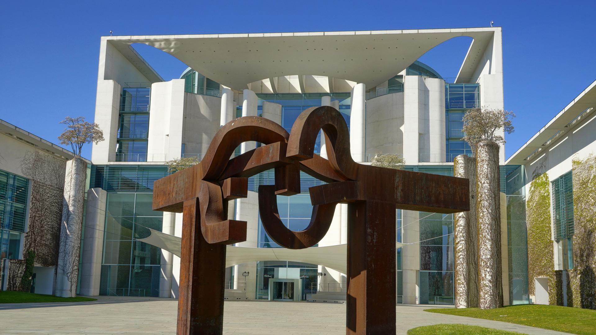 Das Bundeskanzleramt in Berlin, im Vordergrund ist eine Skulptur von Eduardo Chillida zu sehen. Das Bundeskanzleramt in Berlin, im Vordergrund ist eine Skulptur von Eduardo Chillida zu sehen.