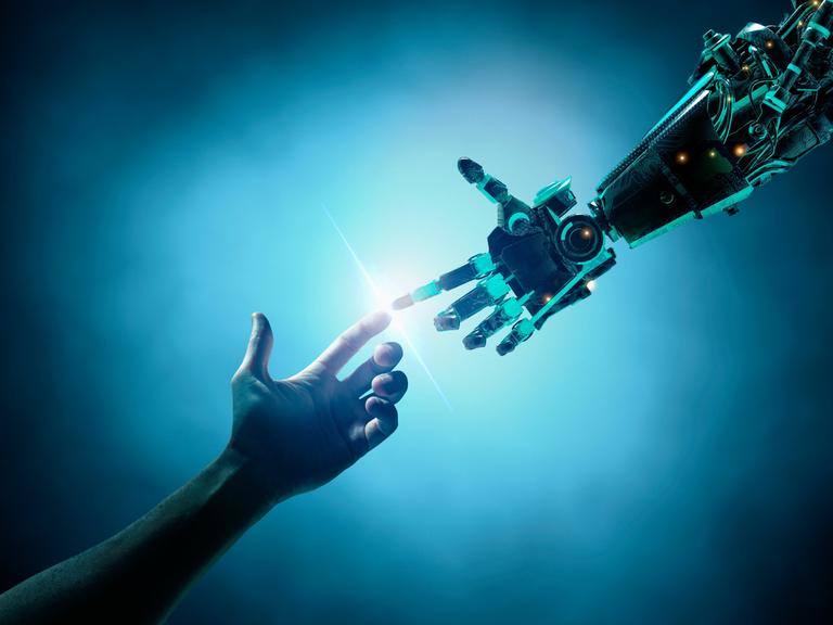Eine menschliche und eine Roboterhand berühren einander an den Zeigefingern.