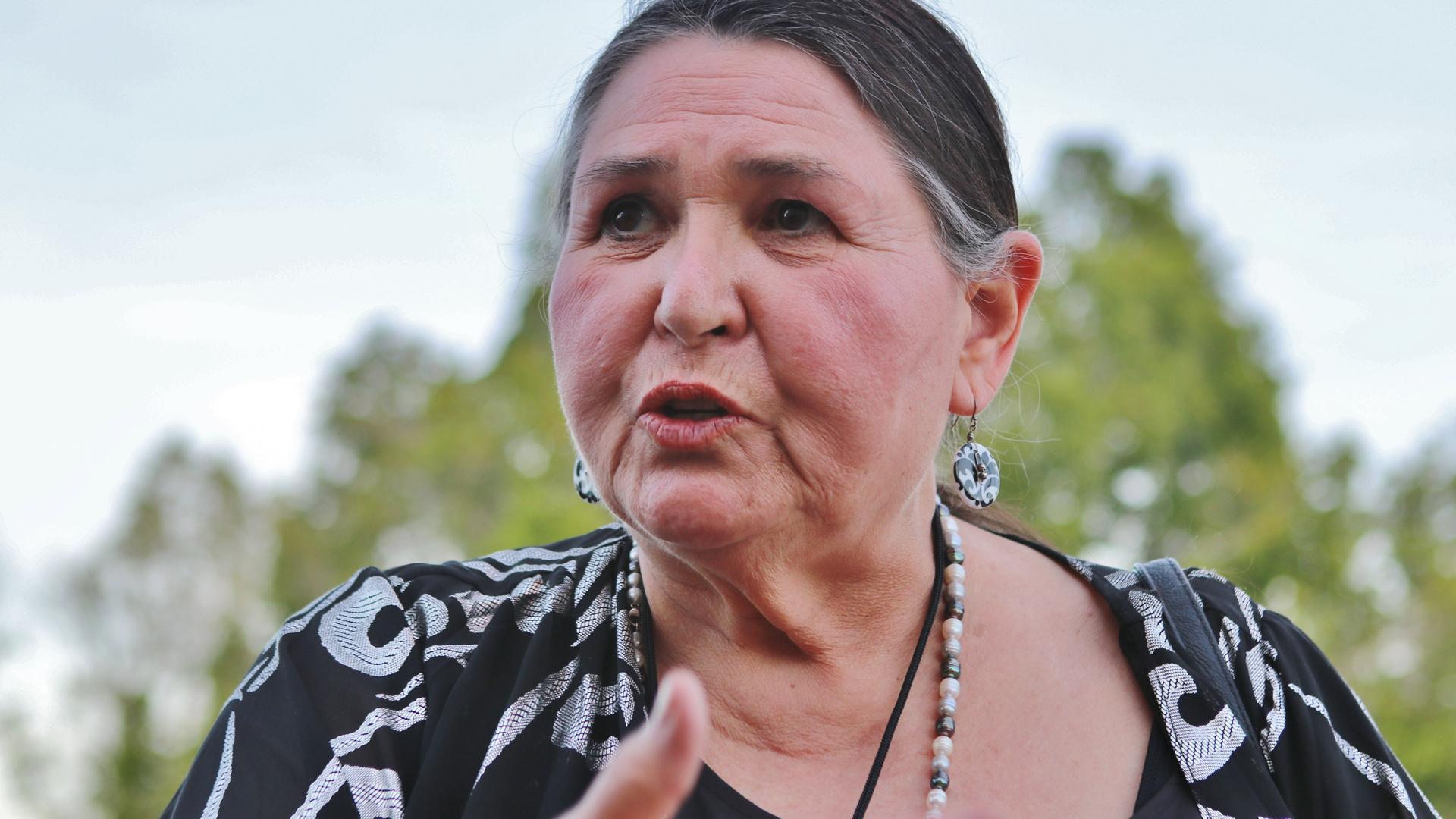Porträt von Sacheen Littlefeather. Porträt von Sacheen Littlefeather.