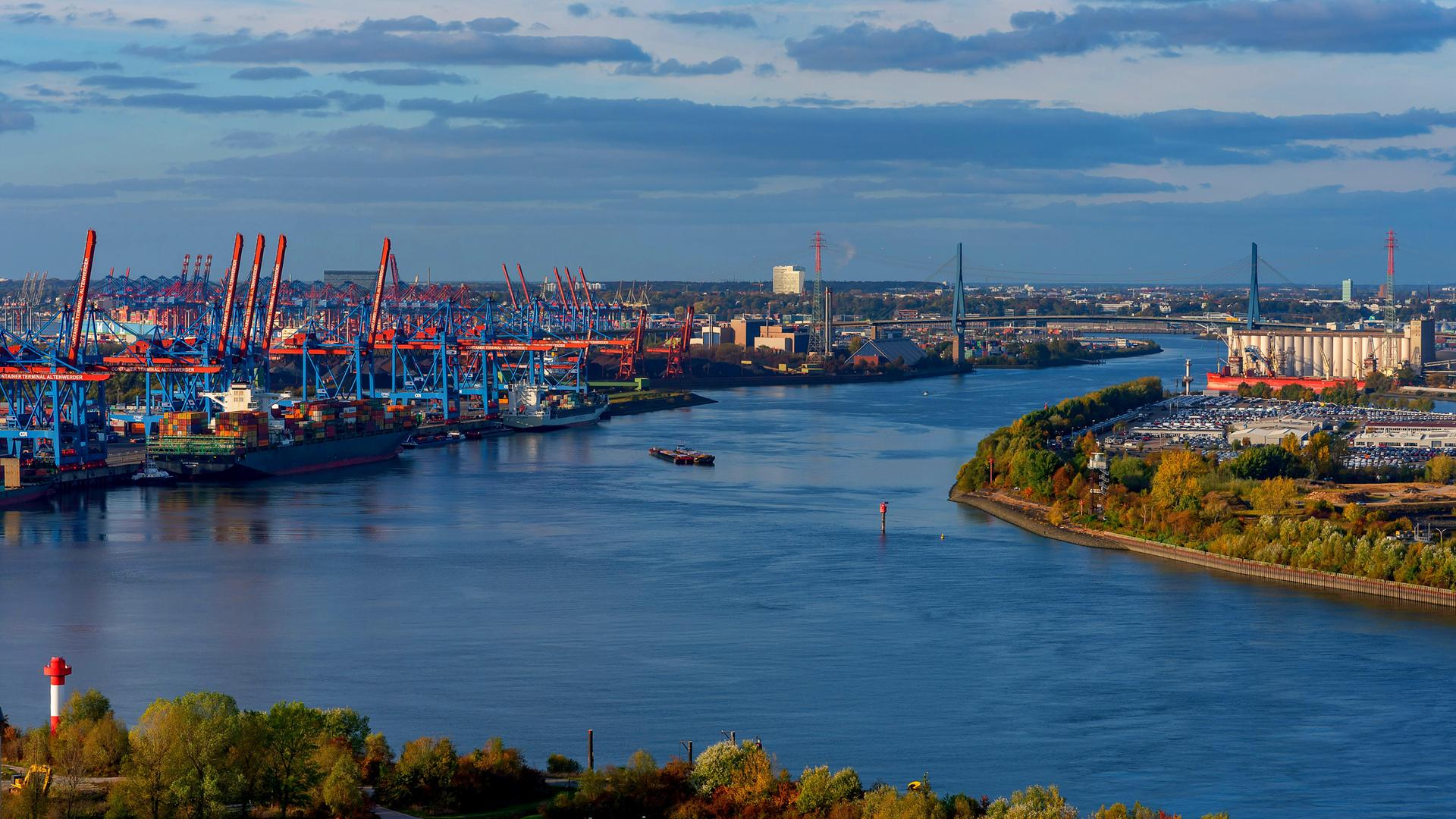Ein großer Teil der Containertransporter im Containerterminal Altenwerder im Hamburger Hafen fährt nicht mehr mit Dieselmotoren, sondern batteriebetrieben Ein großer Teil der Containertransporter im Containerterminal Altenwerder im Hamburger Hafen fährt nicht mehr mit Dieselmotoren, sondern batteriebetrieben