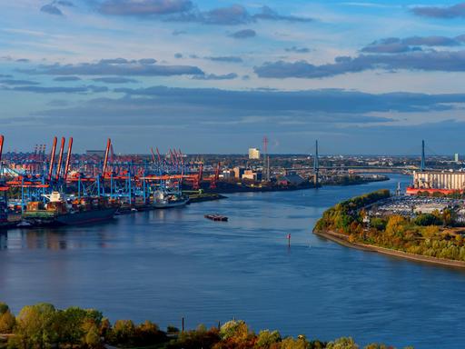 Ein großer Teil der Containertransporter im Containerterminal Altenwerder im Hamburger Hafen fährt nicht mehr mit Dieselmotoren, sondern batteriebetrieben