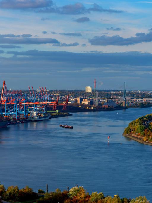 Ein großer Teil der Containertransporter im Containerterminal Altenwerder im Hamburger Hafen fährt nicht mehr mit Dieselmotoren, sondern batteriebetrieben