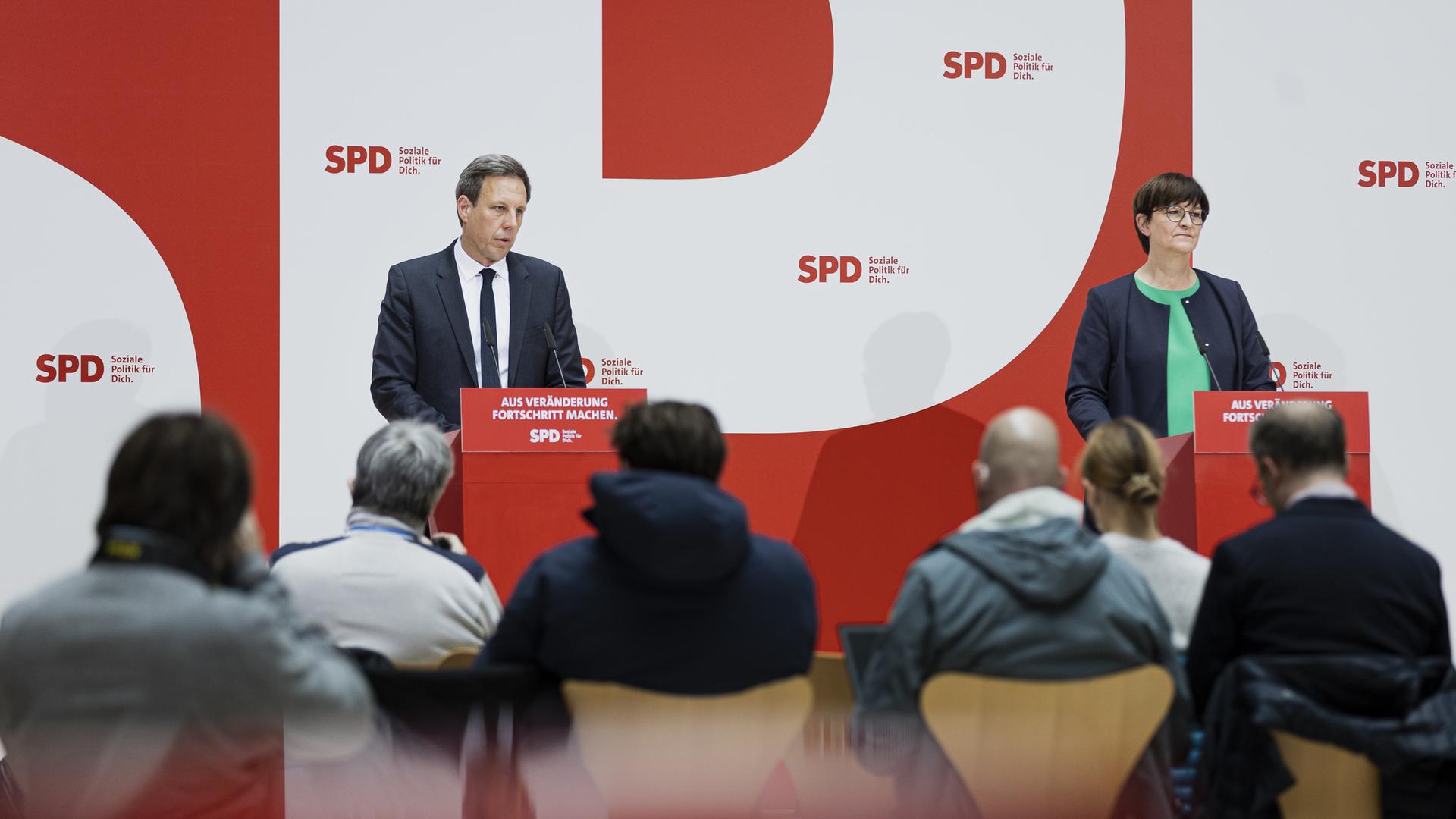 (L-R) Thomas Losse-Mueller, Spitzenkandidat der SPD fuer die Landtagswahl in Schleswig-Holstein, und Saskia Esken, Bundesvorsitzender der SPD, aufgenommen im Rahmen einer Pressekonferenz nach der SPD-Vorstandsklausur im Willy-Brandt-Haus in Berlin, 04.04.2022. (L-R) Thomas Losse-Mueller, Spitzenkandidat der SPD fuer die Landtagswahl in Schleswig-Holstein, und Saskia Esken, Bundesvorsitzender der SPD, aufgenommen im Rahmen einer Pressekonferenz nach der SPD-Vorstandsklausur im Willy-Brandt-Haus in Berlin, 04.04.2022.