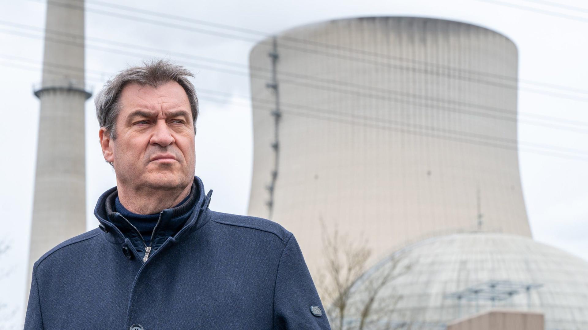Markus Soeder (Ministerpraesident Bayern und CSU Vorsitzender) steht vor dem Atomkraftwerk Isar 2 am 13.04.2023.