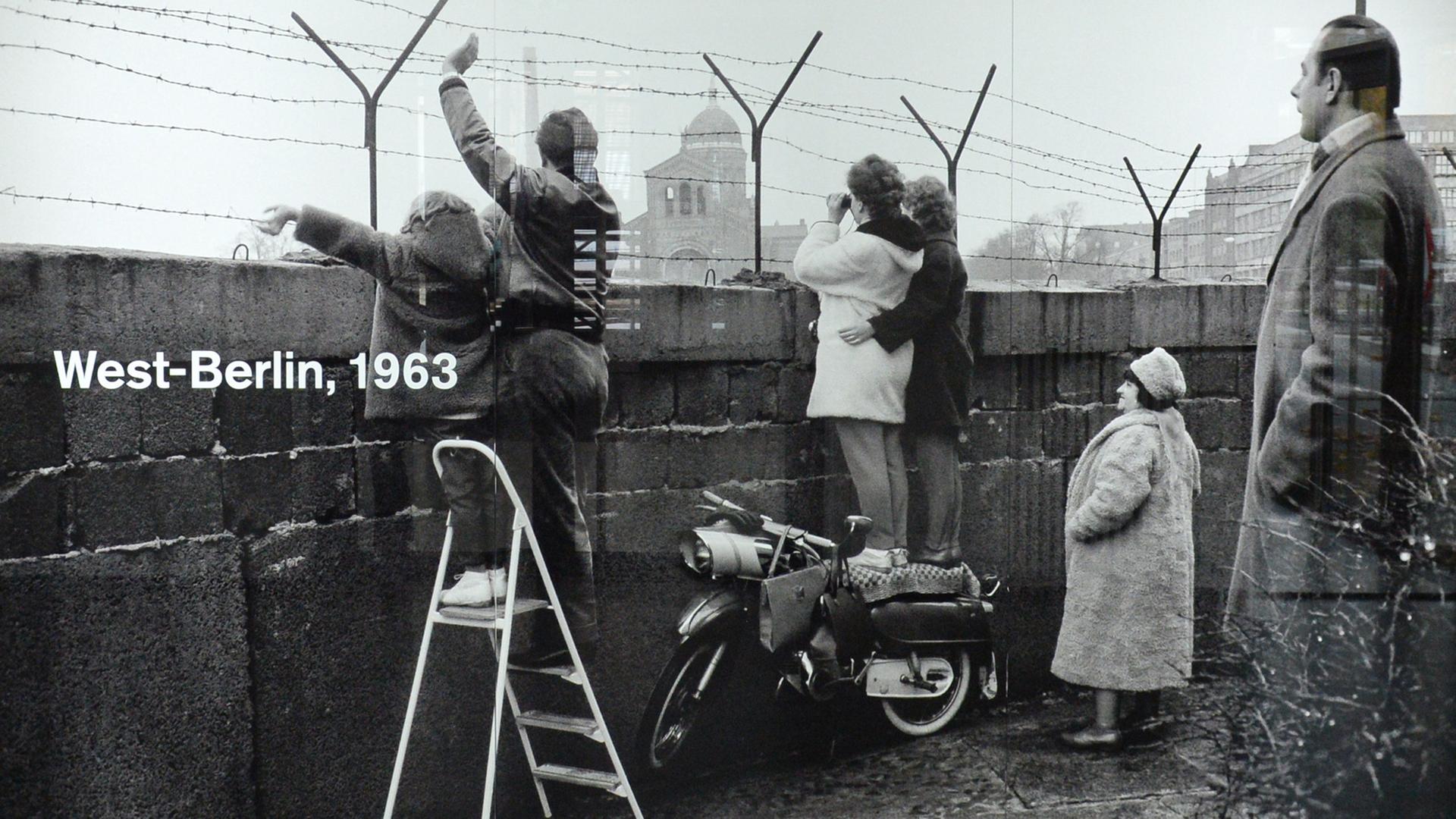 Das Foto zeigt den Versuch der Kontaktaufnahme auf der Westberliner Seite der Mauer am Leuschnerdamm (1963). Das Foto zeigt den Versuch der Kontaktaufnahme auf der Westberliner Seite der Mauer am Leuschnerdamm (1963).