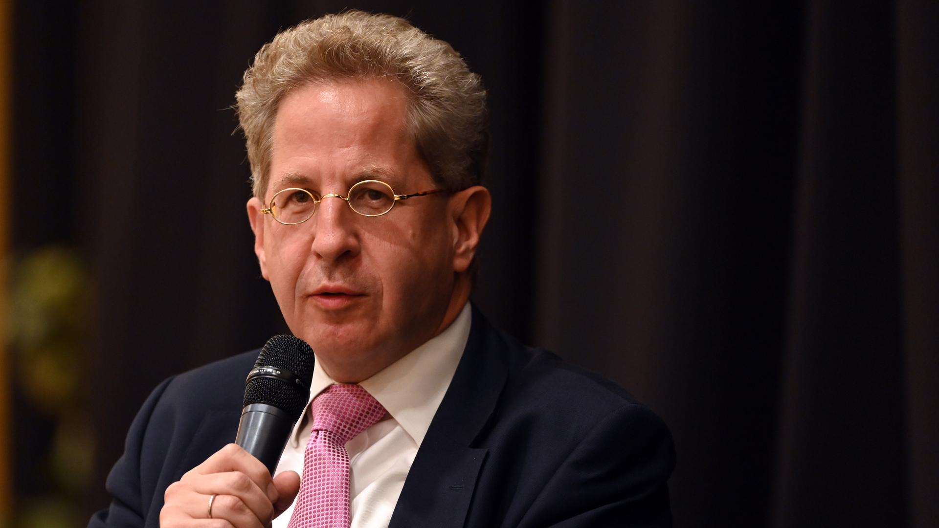 Der CDU-Politiker Hans-Georg Maaßen spricht in ein Mikrofon. Der CDU-Politiker Hans-Georg Maaßen spricht in ein Mikrofon.