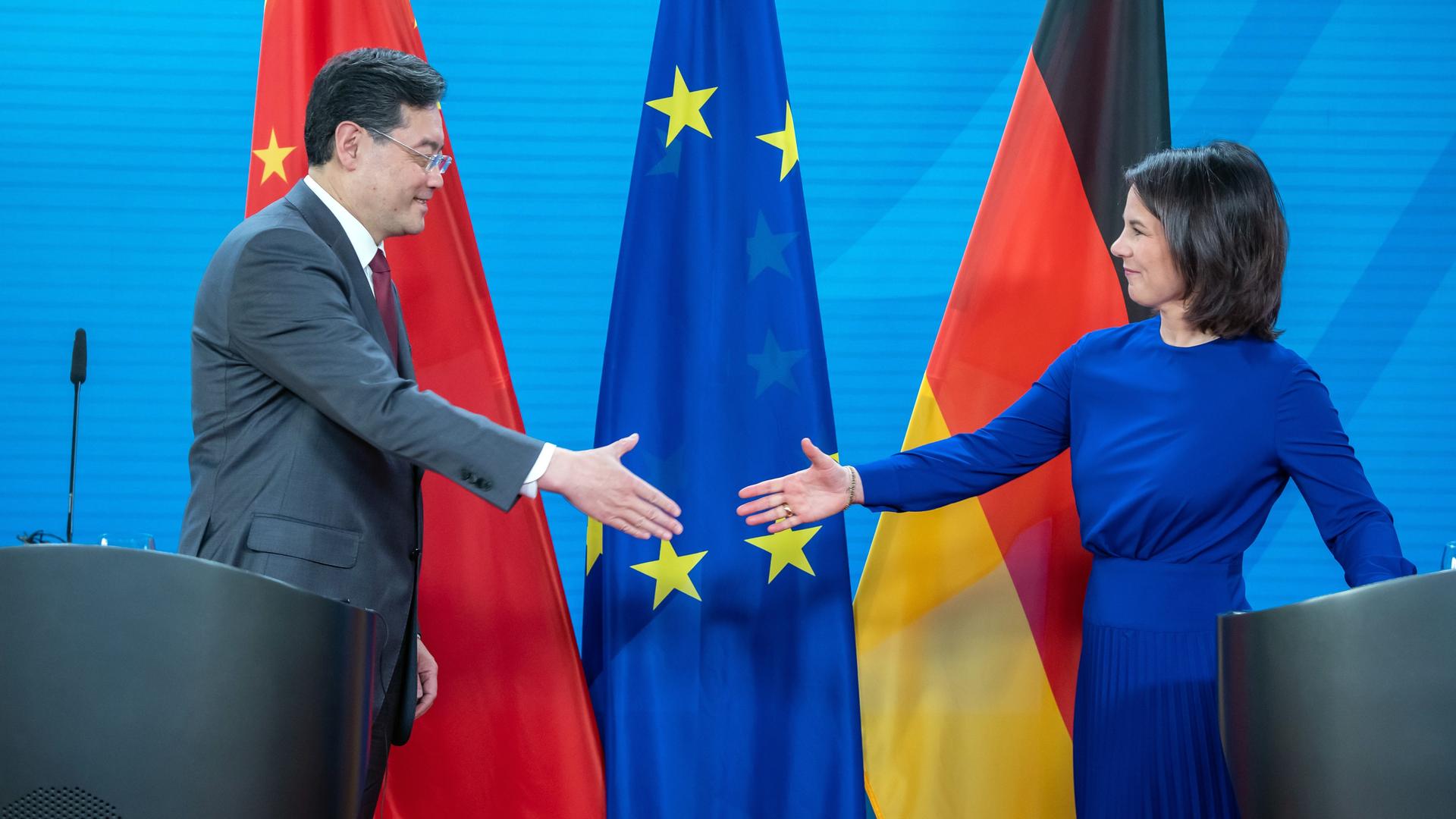 Berlin: Annalena Baerbock, Außenministerin, nimmt neben ihrem Amtskollegen, Qin Gang, Außenminister von China, an einer Pressekonferenz nach dem bilateralen Gespräch im Auswärtigen Amt teil. Sie schütteln sich die Hände. Hinter ihnen die Fahnen von China, der EU und Deutschland.
