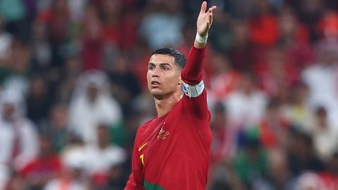 Katar: Fußball, WM 2022: Portugals Cristiano Ronaldo gestikuliert im Spiel.