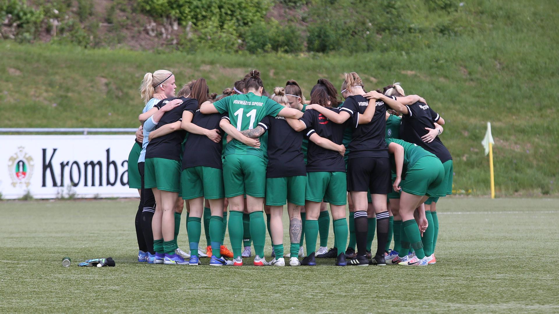 Die Frauen-Mannschaft von Vorwärts Spoho schwört sich auf ein Spiel ein. Die Frauen-Mannschaft von Vorwärts Spoho schwört sich auf ein Spiel ein.