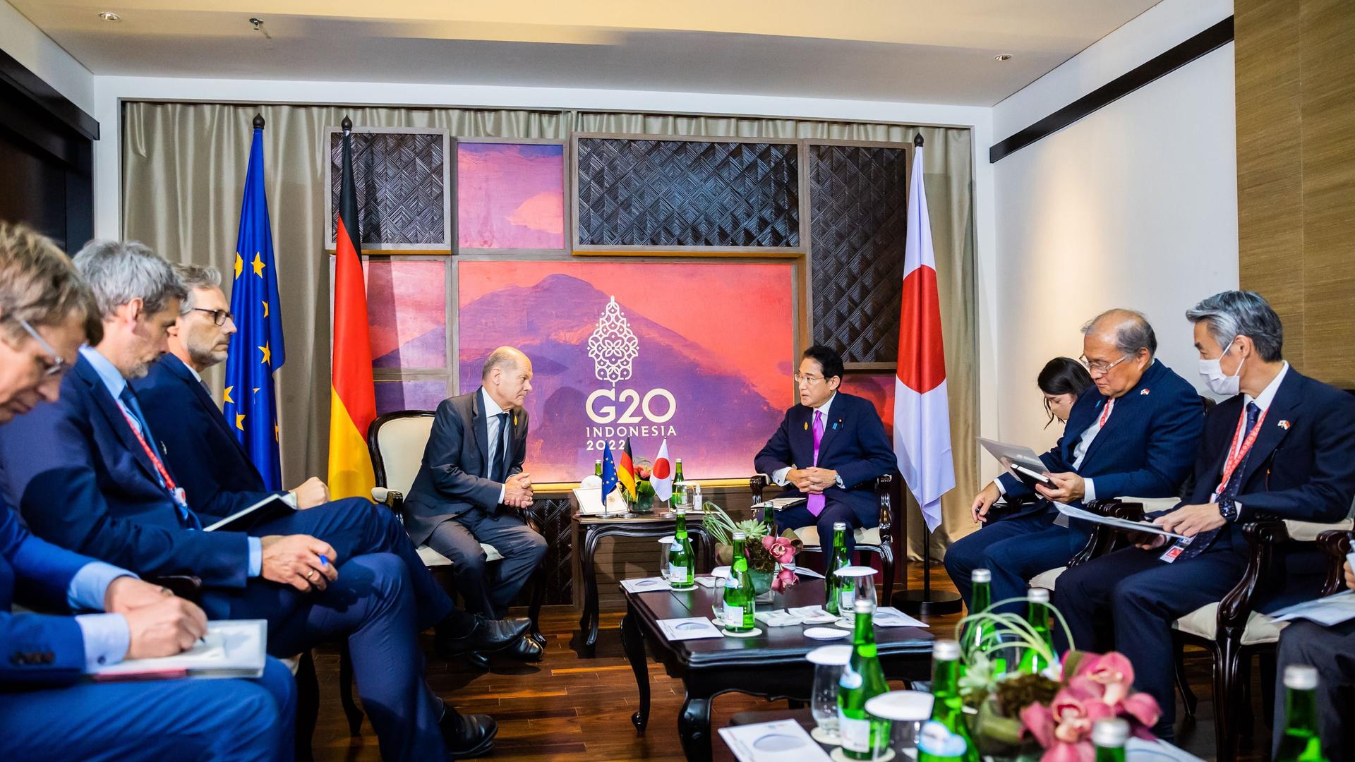 Bundeskanzler Olaf Scholz (SPD, vorne l) und Fumio Kishida (vorne r), Premierminister von Japan, treffen sich zu einem bilateralen Gespräch beim G20-Gipfel. Die Gruppe der G20, der stärksten Industrienationen und aufstrebenden Volkswirtschaften, kommt für zwei Tage auf der indonesischen Insel Bali zusammen. Bundeskanzler Olaf Scholz (SPD, vorne l) und Fumio Kishida (vorne r), Premierminister von Japan, treffen sich zu einem bilateralen Gespräch beim G20-Gipfel. Die Gruppe der G20, der stärksten Industrienationen und aufstrebenden Volkswirtschaften, kommt für zwei Tage auf der indonesischen Insel Bali zusammen.