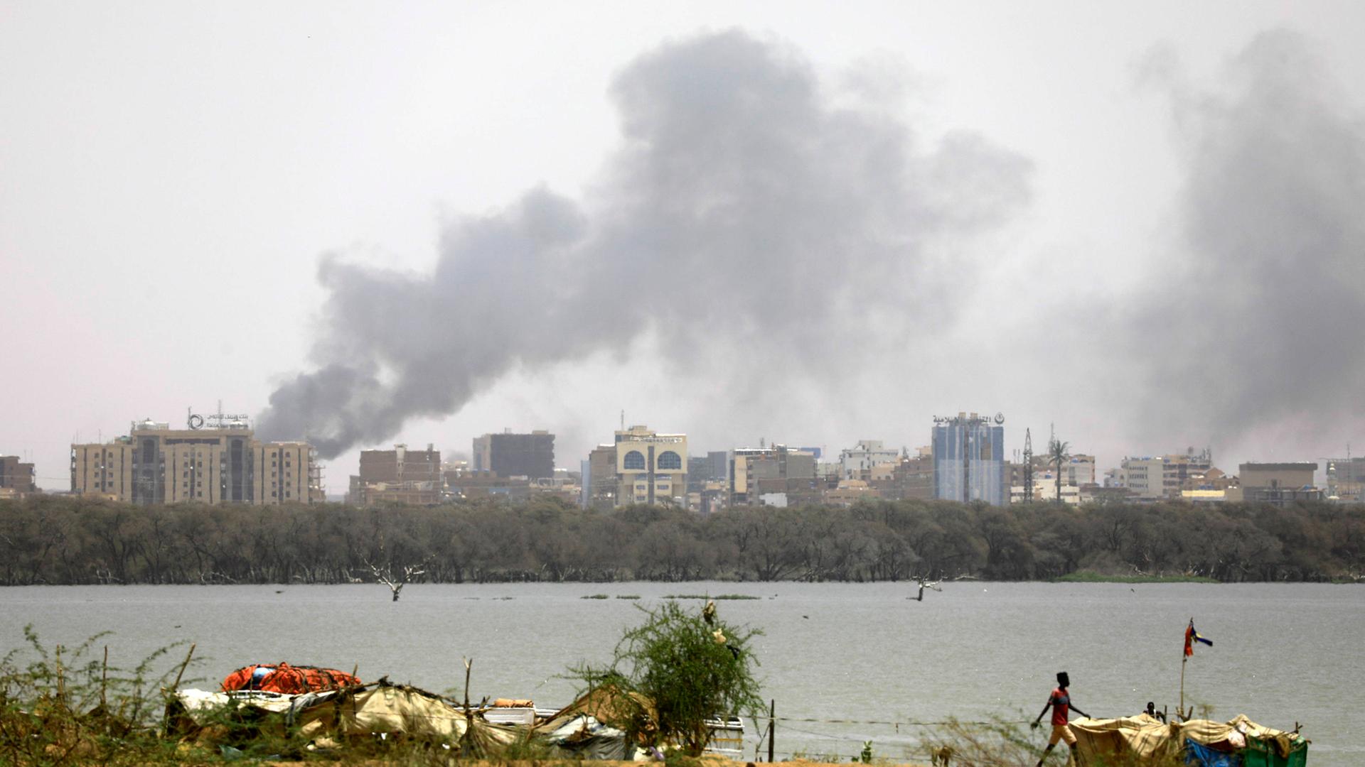 In der Ferne steigt aus einem Gebäude in der sudanesischen Hauptstadt Khartum Rauch auf. In der Ferne steigt aus einem Gebäude in der sudanesischen Hauptstadt Khartum Rauch auf.