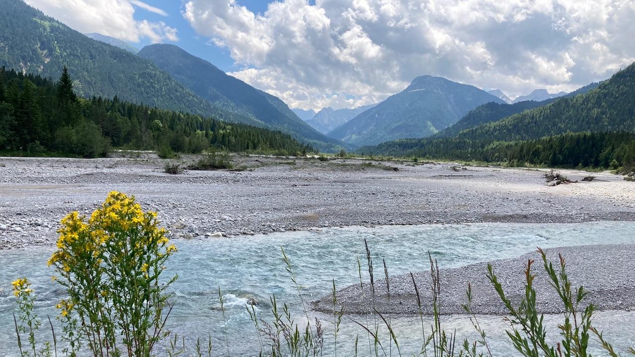 Durch eine Berglandschaft fließt ein Fluss. Durch eine Berglandschaft fließt ein Fluss.