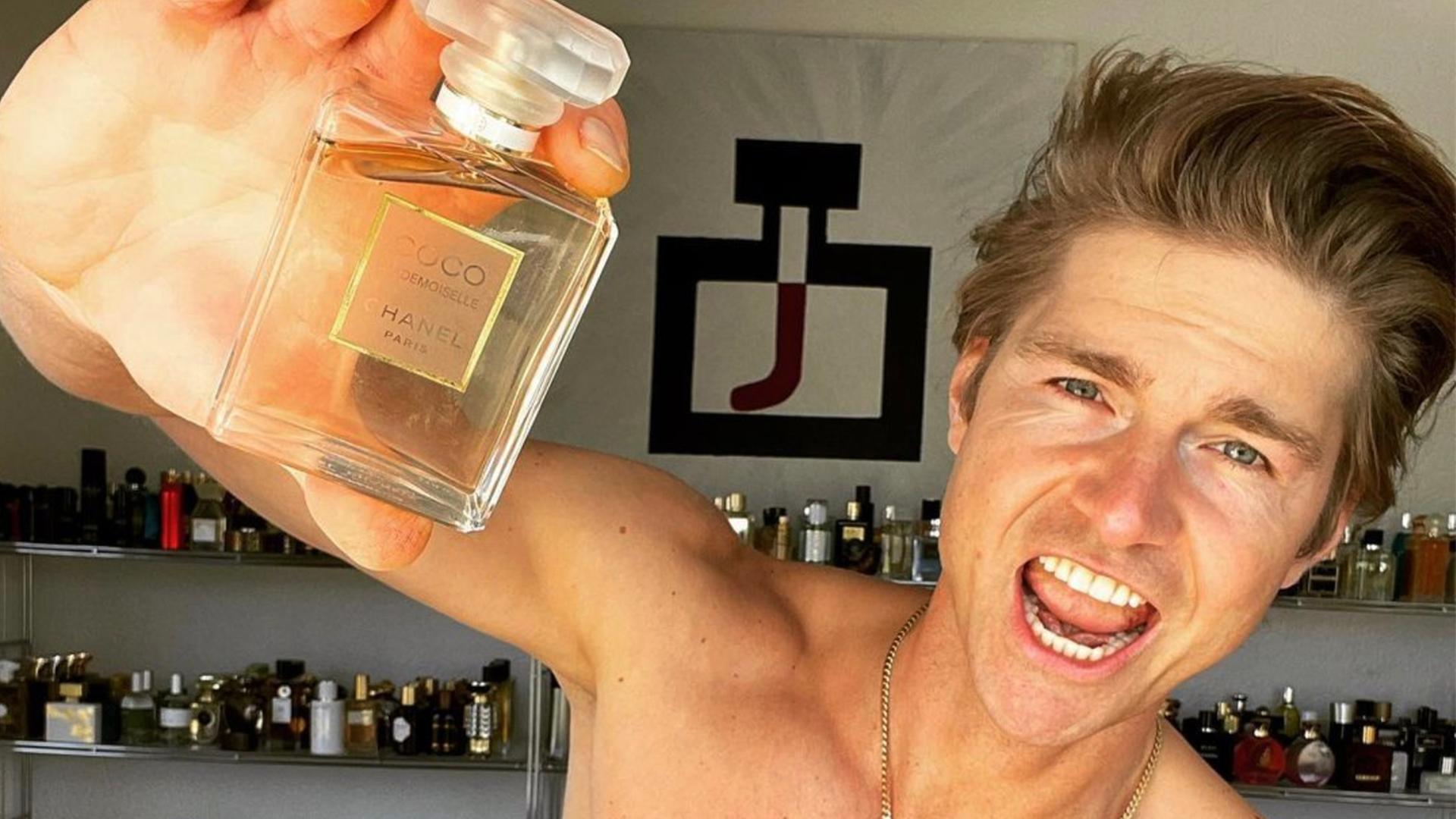 Ein Selfie von Jeremy Fragrance von seinem Social Media Account, er hält eine Parfümflasche in die Kamera und hat einen trainierten Oberkörper.
Ein Selfie von Jeremy Fragrance von seinem Social Media Account, er hält eine Parfümflasche in die Kamera und hat einen trainierten Oberkörper.