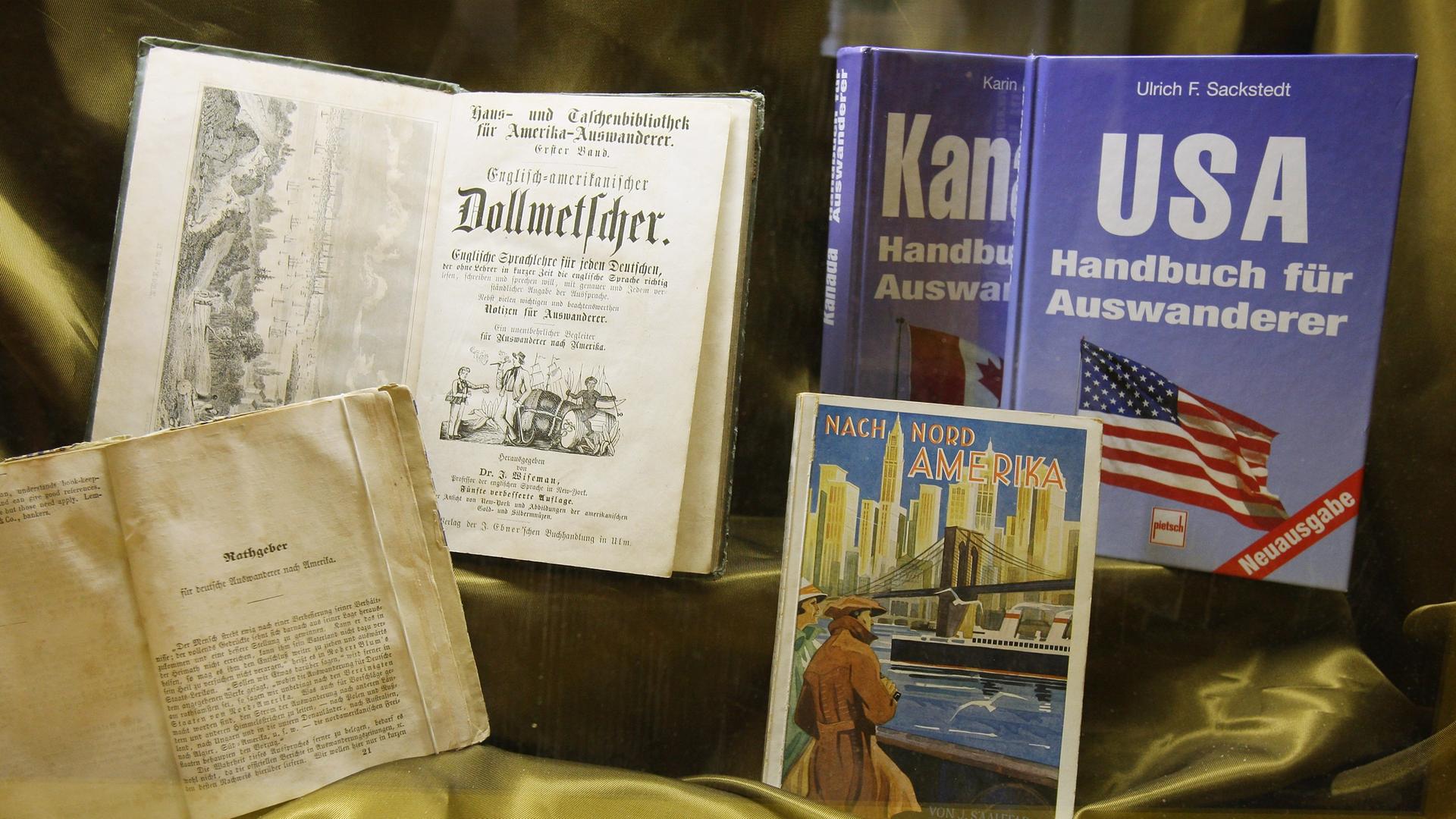 Ein Exponat zeigt Handbücher für Auswanderer nach Amerika aus verschiedenen Epochen im Auswanderermuseum BallinStadt in Hamburg. Ein Exponat zeigt Handbücher für Auswanderer nach Amerika aus verschiedenen Epochen im Auswanderermuseum BallinStadt in Hamburg.