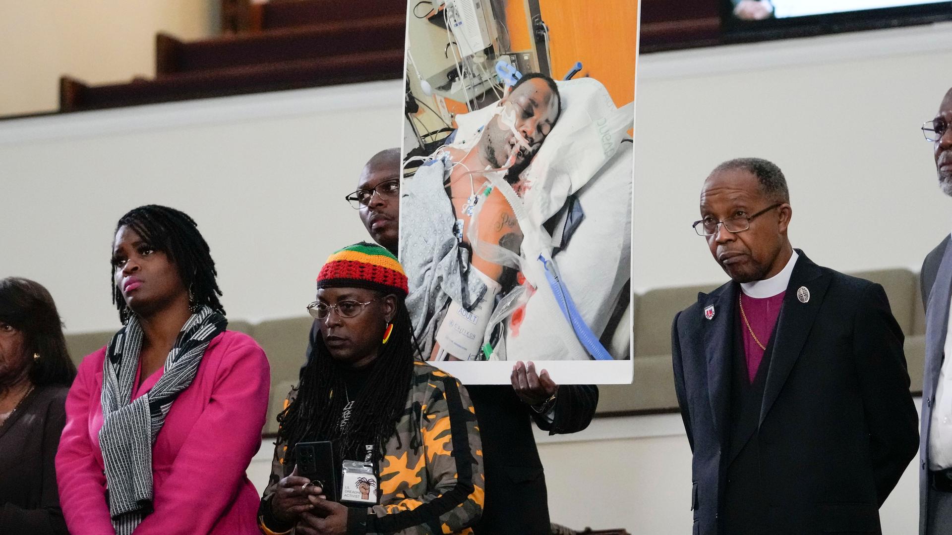 Familienmitglieder und Unterstützer halten ein Foto von Tyre Nichols bei einer Pressekonferenz in Memphis, Tennessee. Er starb nach einem gewaltsamen Vorgehen der Polizei. Familienmitglieder und Unterstützer halten ein Foto von Tyre Nichols bei einer Pressekonferenz in Memphis, Tennessee. Er starb nach einem gewaltsamen Vorgehen der Polizei.
