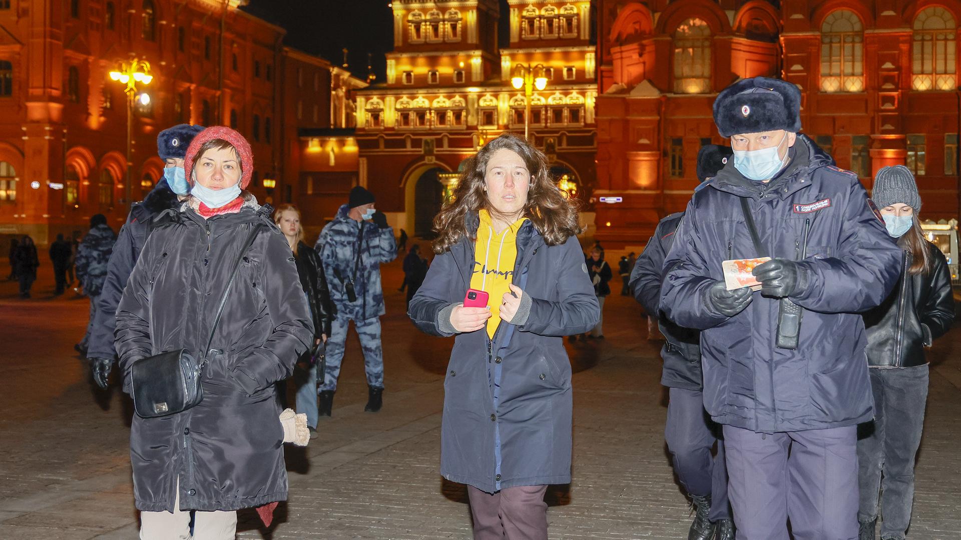 Russische Sicherheitskräfte nehmen am 2. März 2022 in Moskau Protestierende gegen den Krieg in Gewahrsam. Russische Sicherheitskräfte nehmen am 2. März 2022 in Moskau Protestierende gegen den Krieg in Gewahrsam.