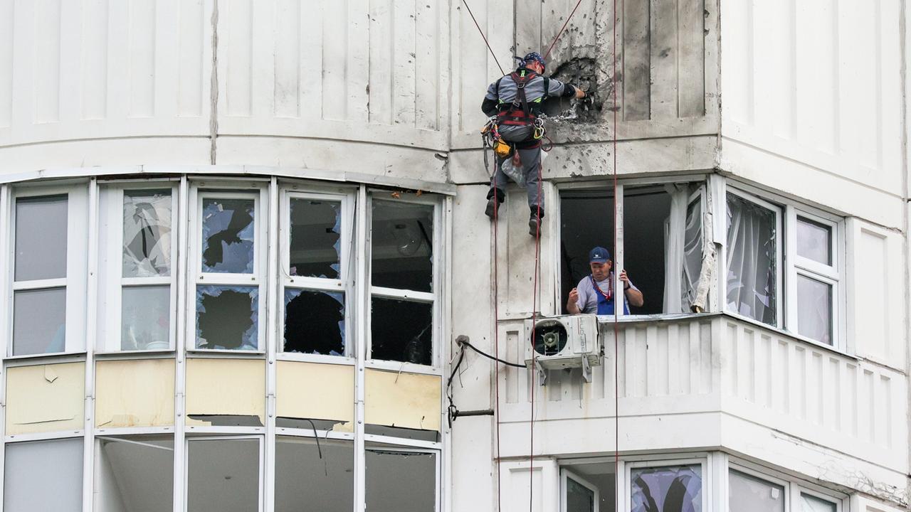 Diese Foto soll den Einschlag einer Drohne in ein Moskauer Wohnhaus zeigen. Es wird von der russischen Staatsagentur Tass zur Verfügung gestellt.