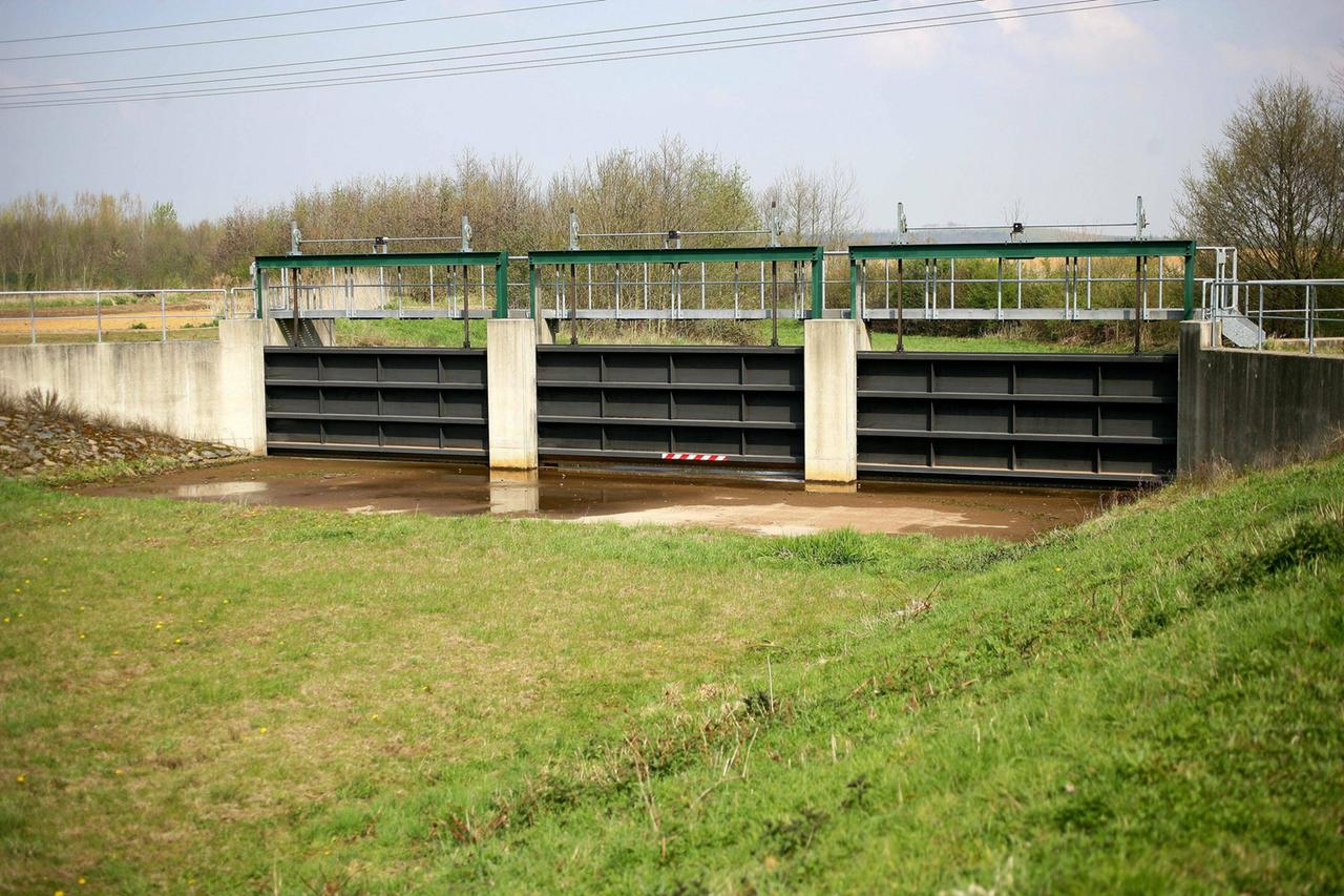 Staumauer am Regenrückhaltebecken des Erftverbandes in der Nähe von Kerpen-Mödrath am am Samstag, 14. April 2012. Das Hochwasser-Rückhaltebecken Mödrath nutzt eine Geländemulde im ehemaligen Tagebau Frechen rund um den Boisdorfer See als Rückhalteraum. Sobald die Aue kein Wasser mehr aufnehmen kann, gelangt das Wasser über ein Schütz in das Regenrückhaltebecken dahinter, das 1,7 Millionen Kubikmeter Wasser aufnehmen kann. Staumauer am Regenrückhaltebecken des Erftverbandes in der Nähe von Kerpen-Mödrath am am Samstag, 14. April 2012. Das Hochwasser-Rückhaltebecken Mödrath nutzt eine Geländemulde im ehemaligen Tagebau Frechen rund um den Boisdorfer See als Rückhalteraum. Sobald die Aue kein Wasser mehr aufnehmen kann, gelangt das Wasser über ein Schütz in das Regenrückhaltebecken dahinter, das 1,7 Millionen Kubikmeter Wasser aufnehmen kann.