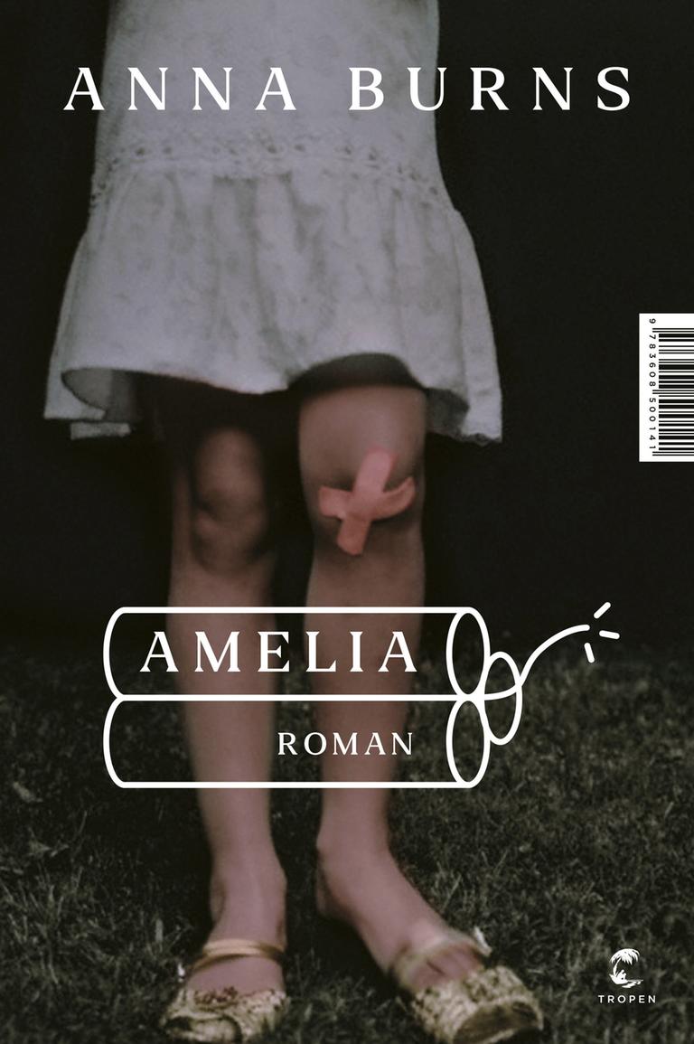 Cover des Buches "Amelia" von Anna Burns. Auf dem Bild die Beine eines jungen Mädchens mit Pflaster auf dem Knie. 