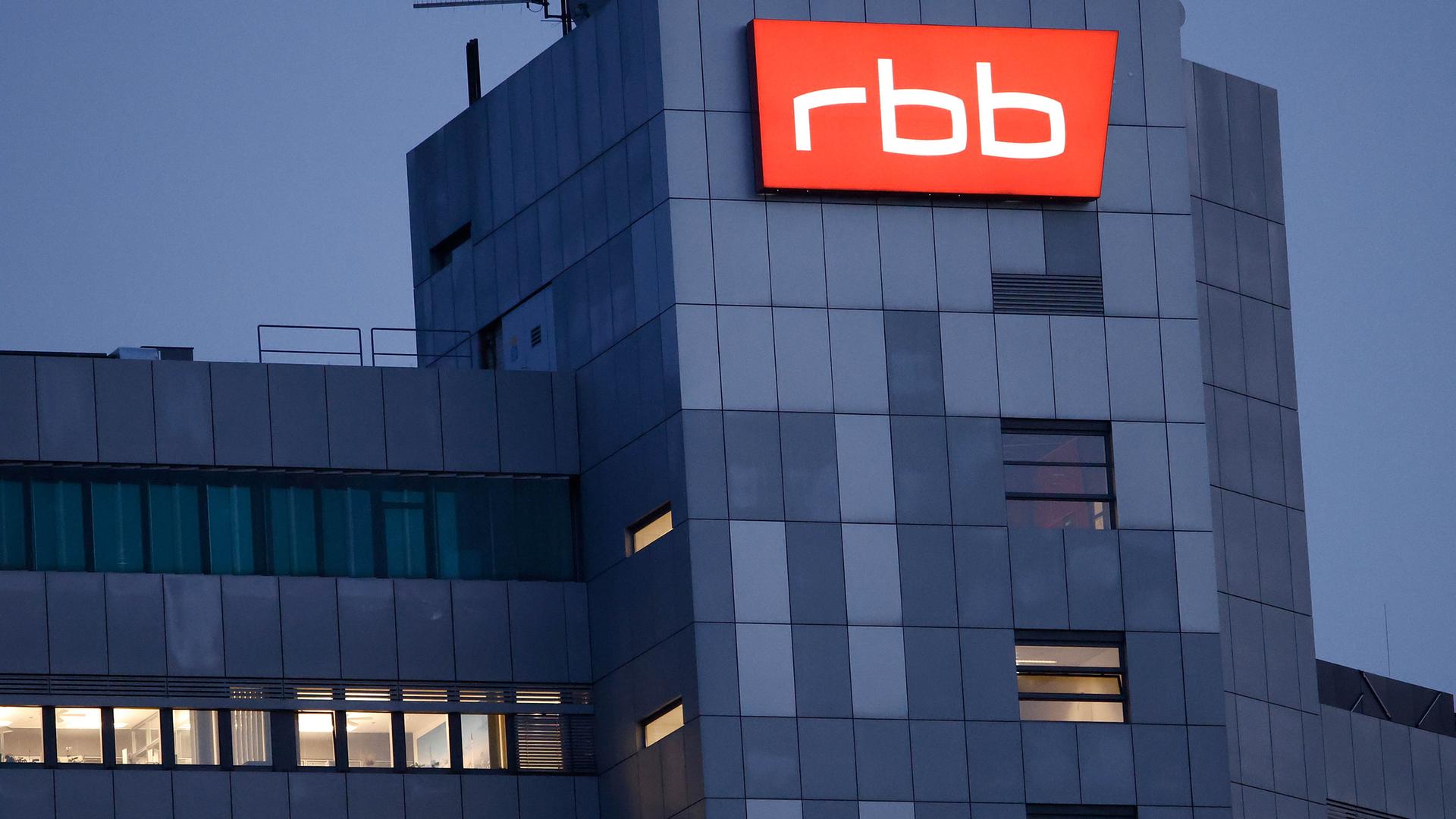 Das Logo des rbb auf dem Fernsehzentrum in der Masurenallee in Berlin. Das Logo des rbb auf dem Fernsehzentrum in der Masurenallee in Berlin.