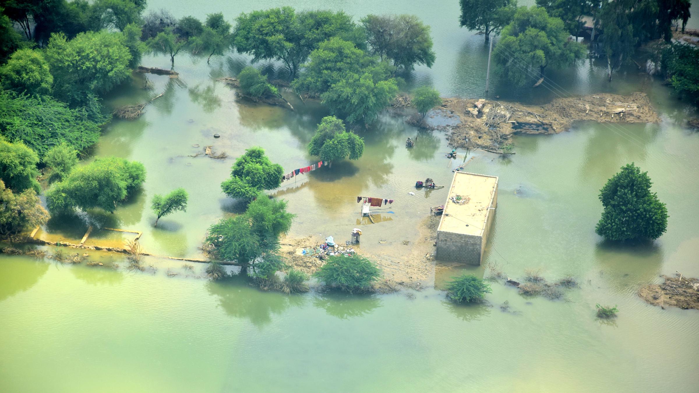 Luftaufnahme einer überschwemmten Region in Pakistan nach einer verheerenden Flut im September 2022