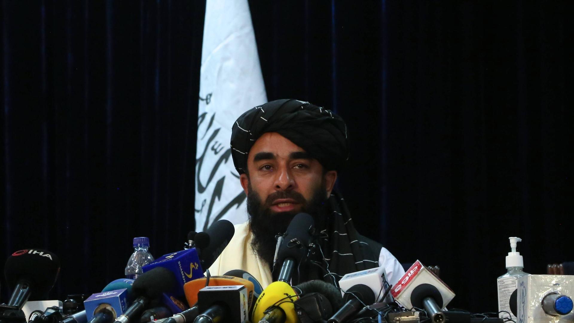 Taliban-Sprecher Zabihullah Mudschahid bei einer Pressekonferenz