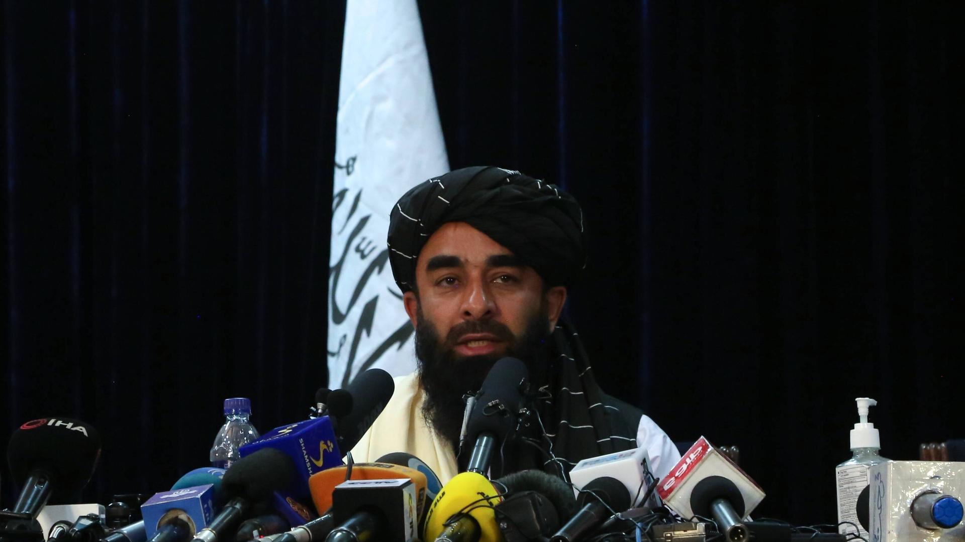 Taliban-Sprecher Zabihullah Mudschahid bei einer Pressekonferenz Taliban-Sprecher Zabihullah Mudschahid bei einer Pressekonferenz