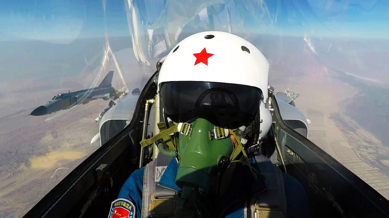 Ein Pilot sitzt in einem Flugzeug der chinesischen Luftwaffe bei einem gemeinsamen Manöver mit Pakistan im September 2017. Ein Pilot sitzt in einem Flugzeug der chinesischen Luftwaffe bei einem gemeinsamen Manöver mit Pakistan im September 2017.