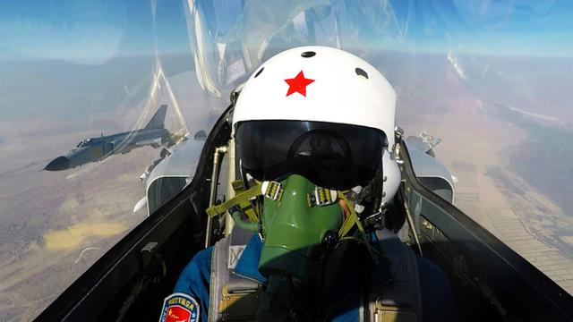 Ein Pilot sitzt in einem Flugzeug der chinesischen Luftwaffe bei einem gemeinsamen Manöver mit Pakistan im September 2017.