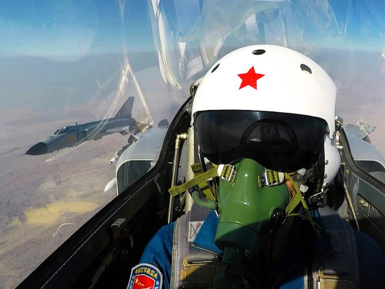 Ein Pilot sitzt in einem Flugzeug der chinesischen Luftwaffe bei einem gemeinsamen Manöver mit Pakistan im September 2017.