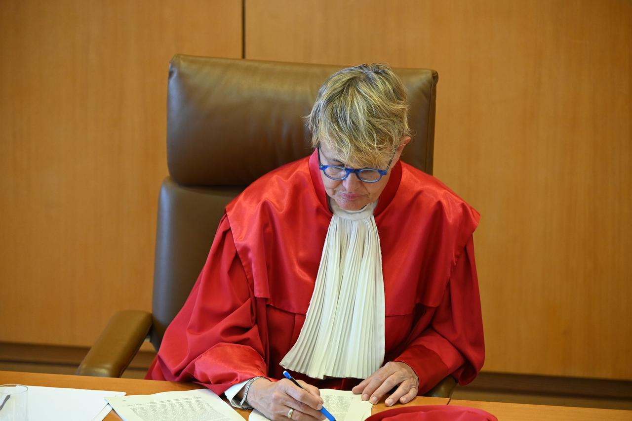 Die Bundesverfassungsrichterin Susanne Baer in roter Robe Die Bundesverfassungsrichterin Susanne Baer in roter Robe