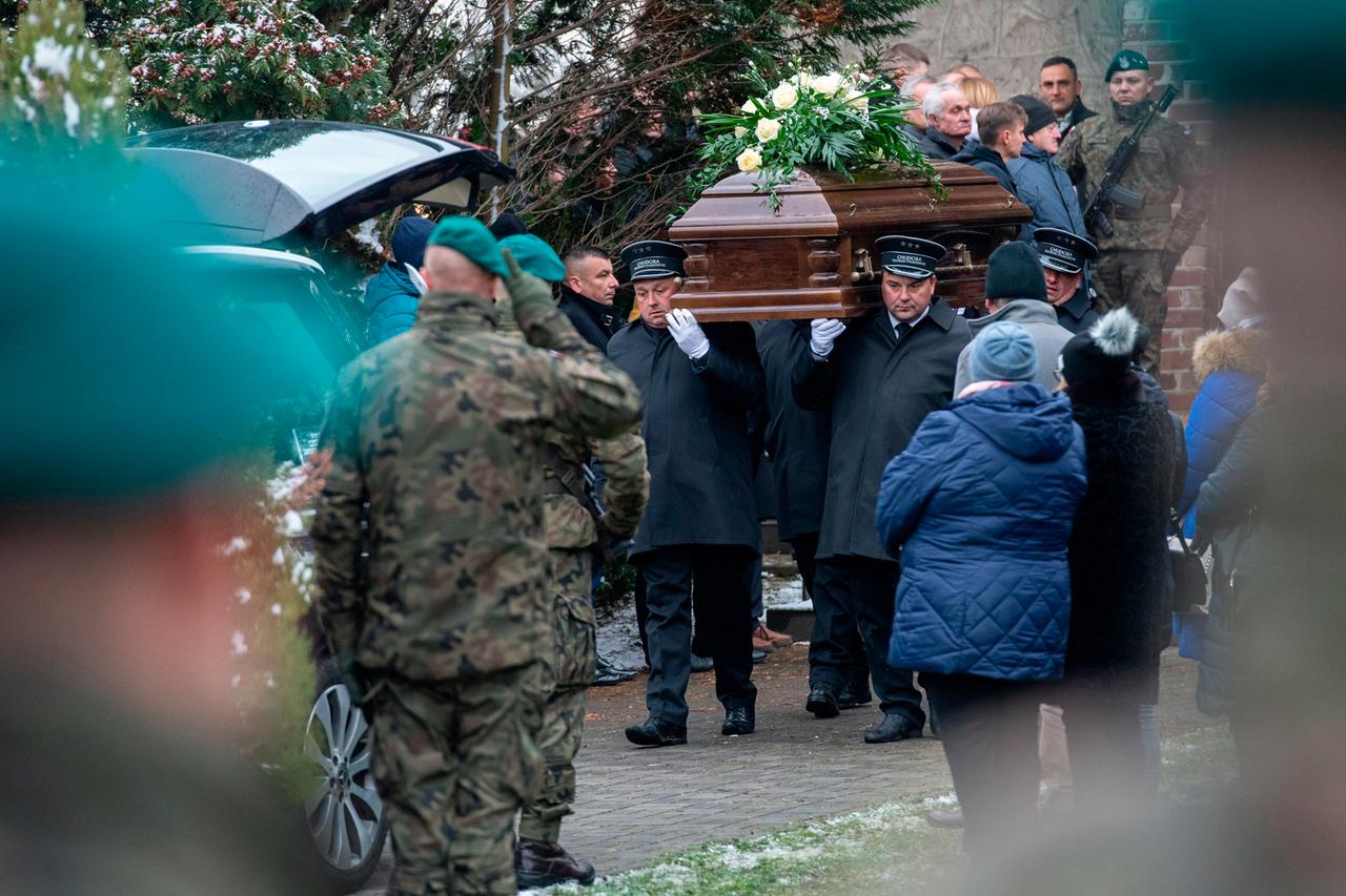 Im polnischen Przewodow wird der Sarg eines Explosionsopfers getragen. Im polnischen Przewodow wird der Sarg eines Explosionsopfers getragen.