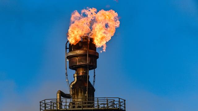 In der PCK-Raffinerie GmbH wird überschüssiges Gas in der Rohölverarbeitungsanlage verbrannt. Die Versorgung der Erdölraffinerie PCK in Schwedt mit Rohöl aus Russland über die Pipeline «Freundschaft» läuft nach Angaben des Unternehmens aktuell zuverlässig und ohne Probleme. Der russische Energiekonzern Rosneft hatte im vergangenen Jahr einen Großteil der Erdölraffinerie PCK in Schwedt übernommen. Mehr als 1100 Menschen arbeiten in der Raffinerie. Dort endet die Pipeline «Freundschaft» aus Russland, über die Deutschland nach Angaben der Raffinerie zu 25 Prozent mit Rohöl versorgt wird. Rosneft ist der größte russische Ölproduzent. Die Raffinerie in der Uckermark verarbeitet nach eigenen Angaben jährlich 12 Millionen Tonnen Rohöl und gehört damit zu den größten Verarbeitungsstandorten in Deutschland.