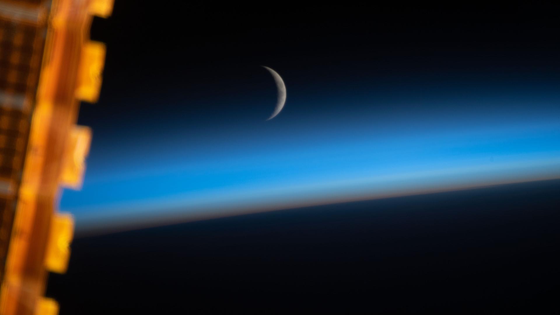 Das chinesische Neujahrsfest richtet sich nach dem Mond – hier die Sichel, aufgenommen von der ISS Das chinesische Neujahrsfest richtet sich nach dem Mond – hier die Sichel, aufgenommen von der ISS