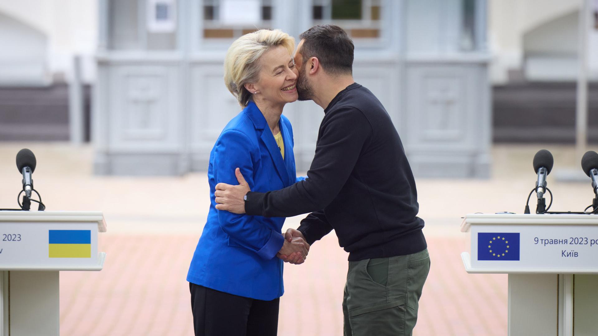 Der ukrainische Präsident Wolodymyr Selenskyj gibt EUKommissionspräsidentin Ursula von der Leyen die Hand und einen Wangenkuss. Der ukrainische Präsident Wolodymyr Selenskyj gibt EUKommissionspräsidentin Ursula von der Leyen die Hand und einen Wangenkuss.
